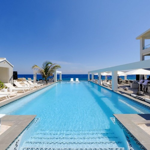 LIVE at St Tropez beach club