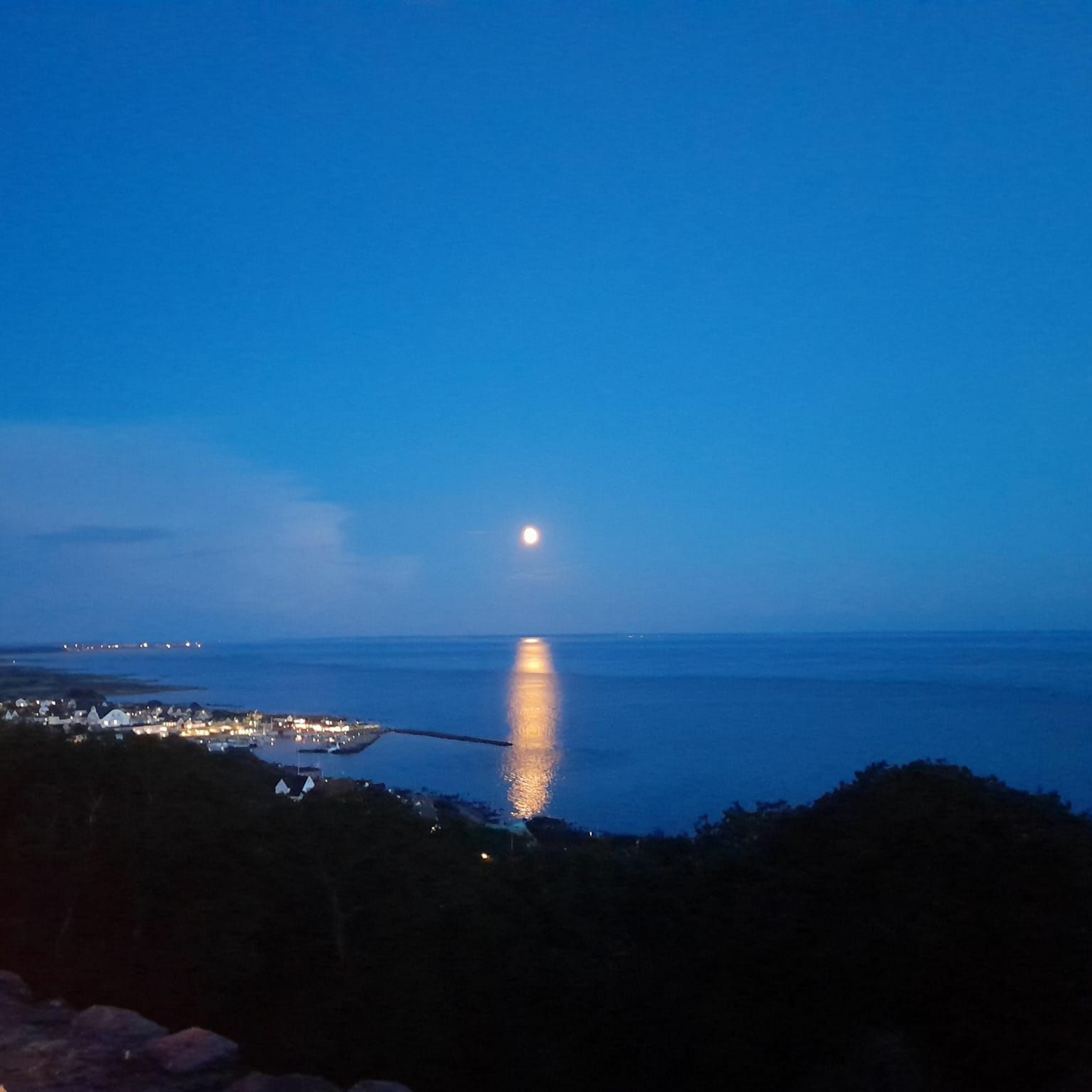 The spirit of light doesn't know the darkness, explained.