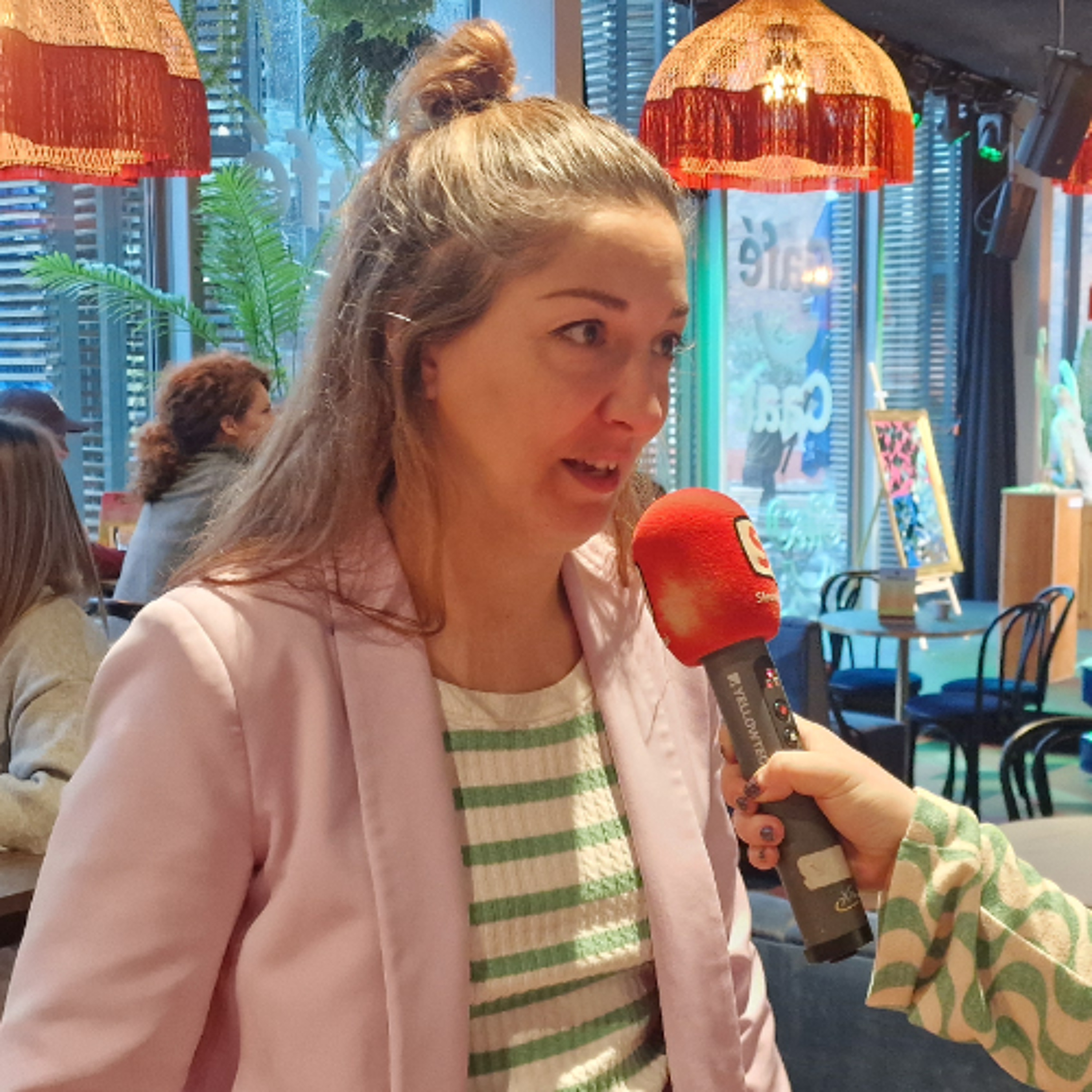 2025-12-17 Elles Verhoef van SparkRebels bij FEEL kunstexpositie in Cafe Caat episode artwork