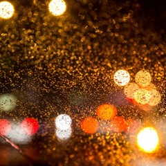 چه بی آزار با دیوار نجوا می کنم هرشب