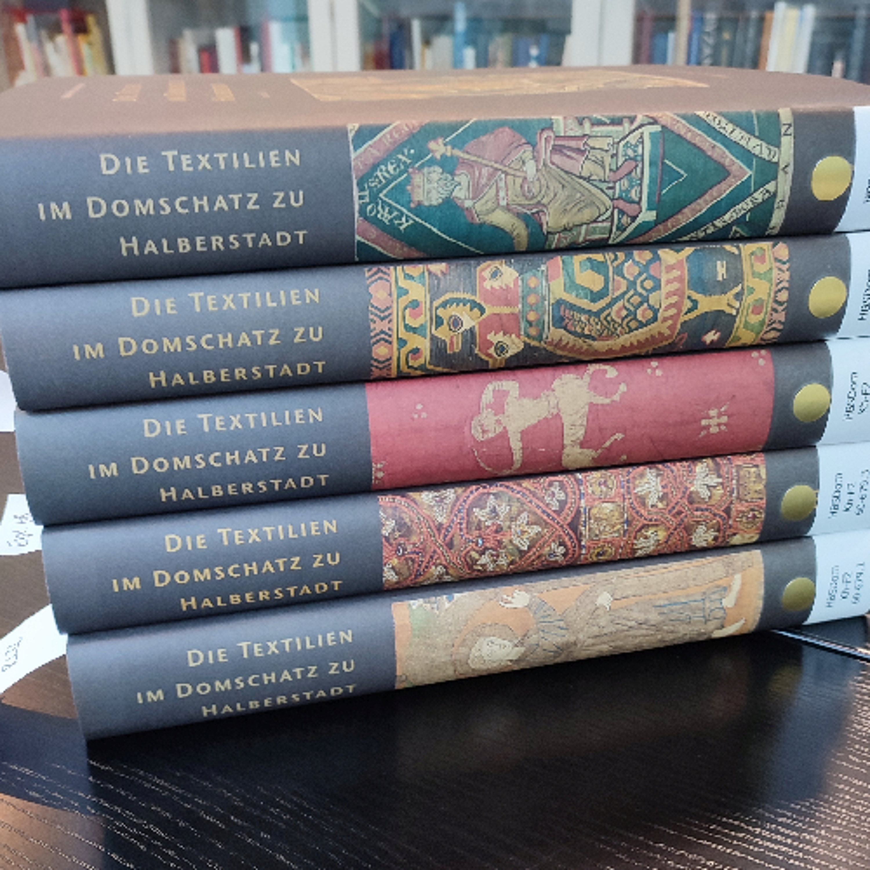 Ein Schatz aus Samt und Seide: Textildokumentation & Sonderausstellung im Domschatz Halberstadt