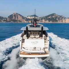 Poppin neck on a yacht