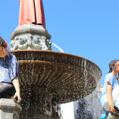 Assis sur les marches