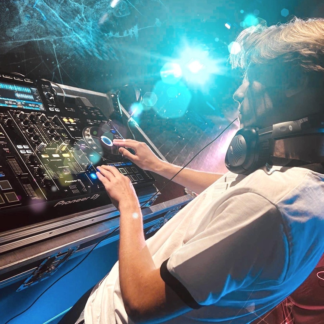 Stream DJ Fen-cy grooves 1 by DJFen-cy | Listen online for free on ...