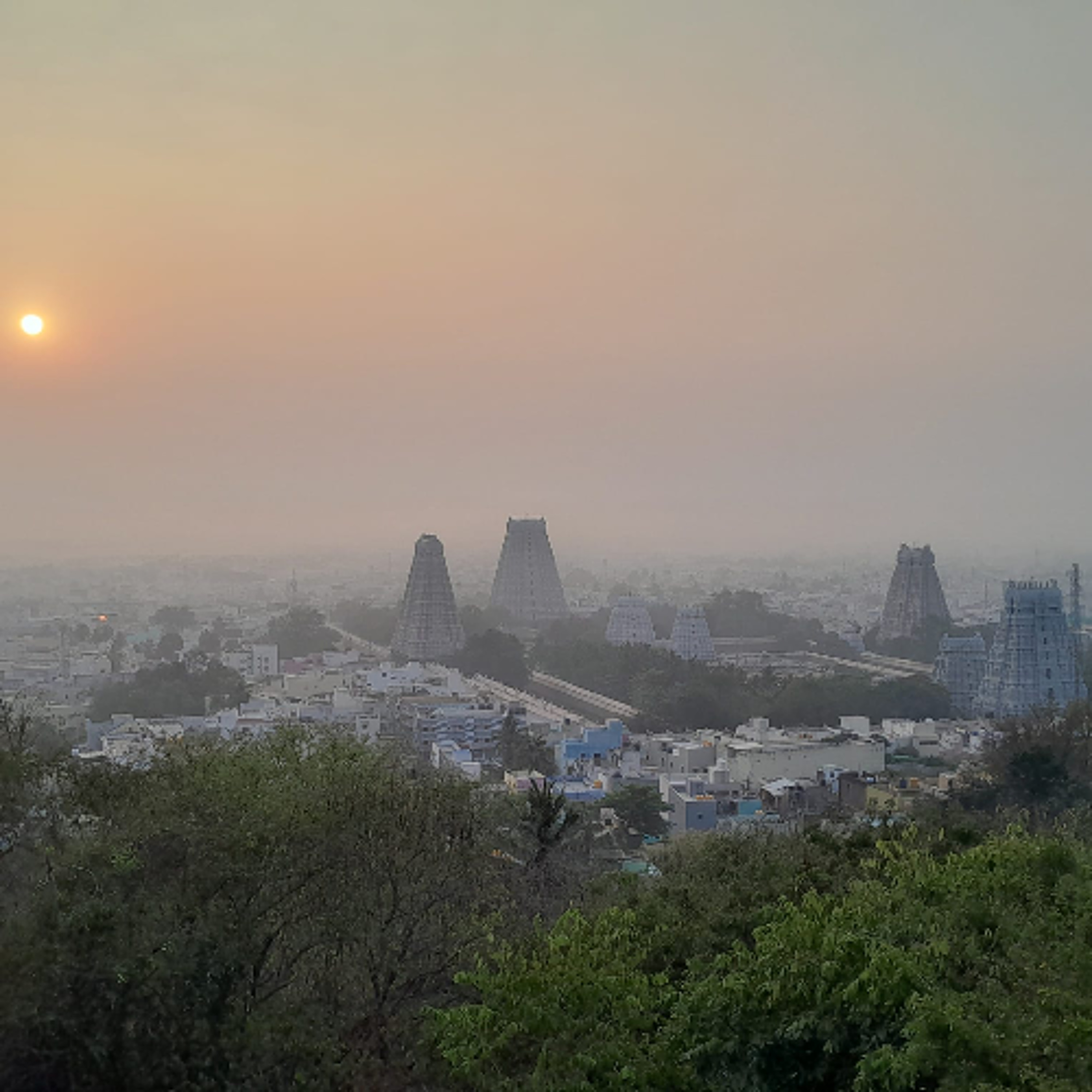 LA TRIADES DES VEDAS - Arunachaleswarar temple (lundi 25 mai 2026) episode artwork