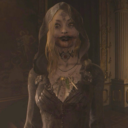 в луже крови.