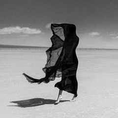 "وأنا بنتٍ لها تاقف سلاطين البلاد حشود .. جمعت الزين وجدودٍ تدوس الموت والهيّه"