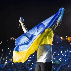 Не здається без бою: Cвятослав Вакарчук у розпал війни рятує людей піснями