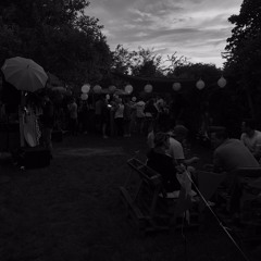 Tanzen im Freien mit Freunden