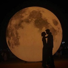 أنت وحدك من بالحب يسكنني