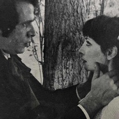 قلبي بيسبق عين الشمس وبتوعي الصبح عيونك وروحي بتلمس شعرك لمس وتبوس رمش جفونك