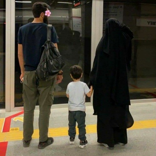 ورجوتُ عيني أن تكفّ دموعها ‏يومَ الوداعِ نشدتُها لاتدمعي🖤"))