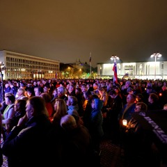 Prisluhni spominski slovesnosti v spomin na žrtve komunističnega nasilja – »Ker smo ljudje«