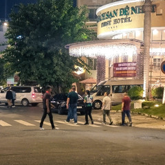 Vietnam outdoor_trước quán nhậu, đàn ông say xĩn chửi thề, khu khách sạn Đệ Nhất
