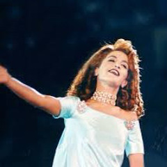 ‎⁨علمني الحب وكيف أحب وكيف تكون آهاتي ⁩