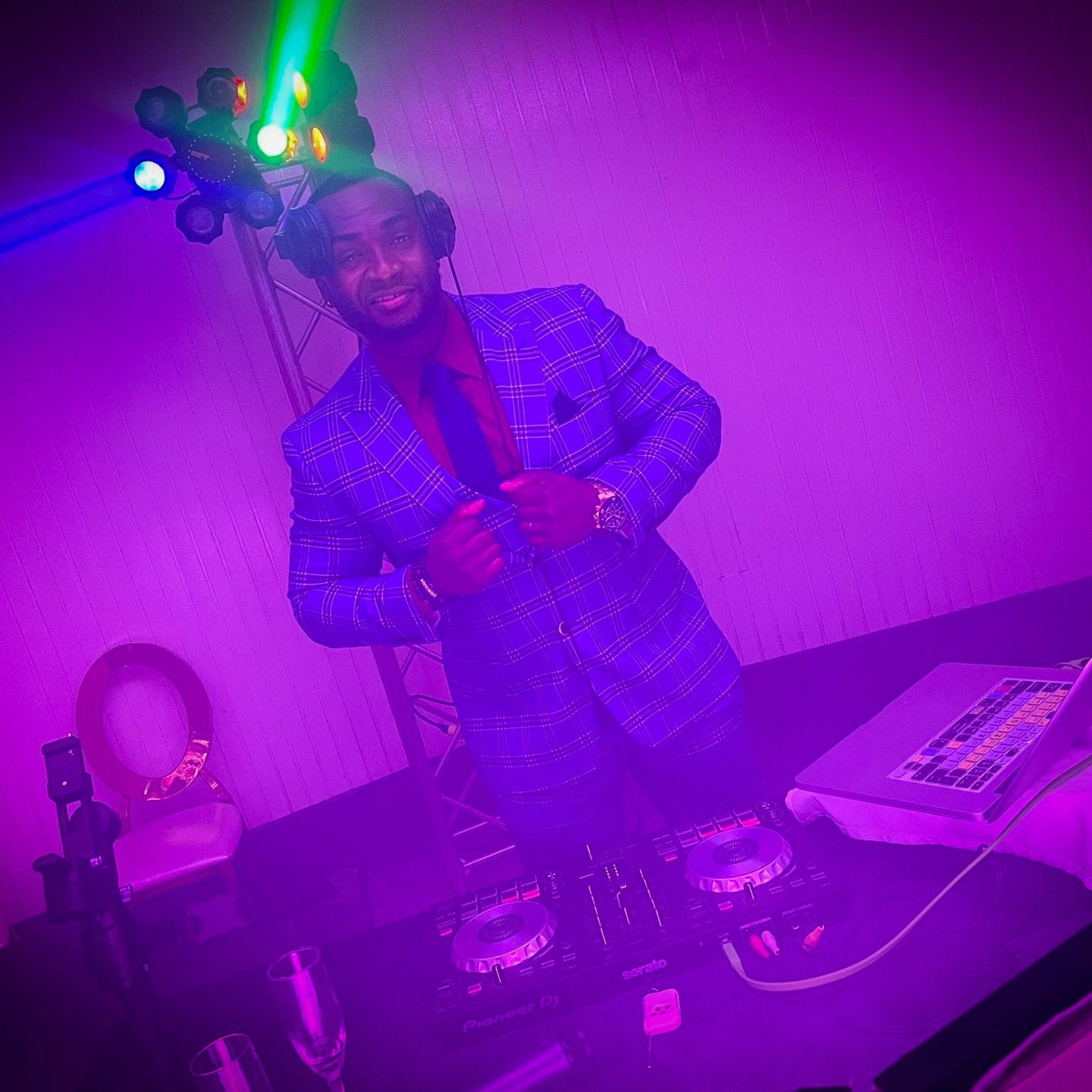 DISK JOCKEY (DJ )
