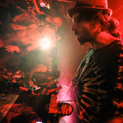 Lucas Basswobble - 140's sampler minimix