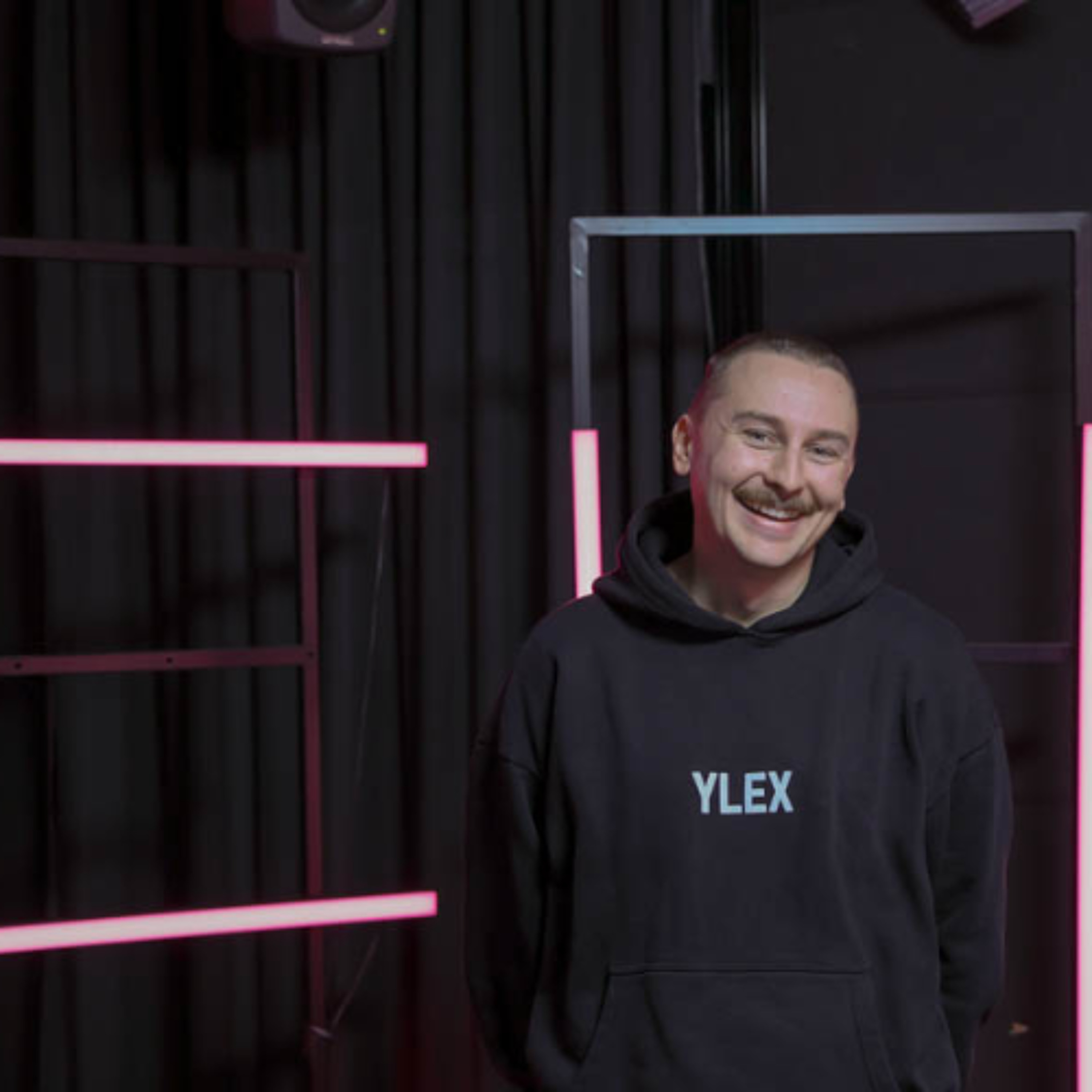 Mika Parikan nuoruuden koulumatkojen viihteestä tulikin kokonainen ura episode artwork