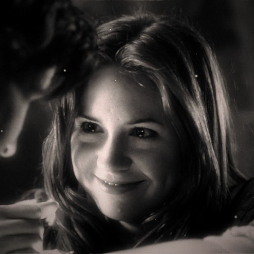 Stream she looks just like a dream by em | Listen online for free on