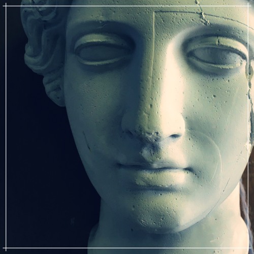 憂鬱げな君のその瞳の色は