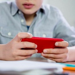Uso excessivo de celular na infância pode afetar a saúde durante toda a vida