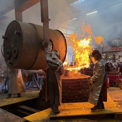Glockenguss: Auch für den Bischof kein alltägliches Ereignis