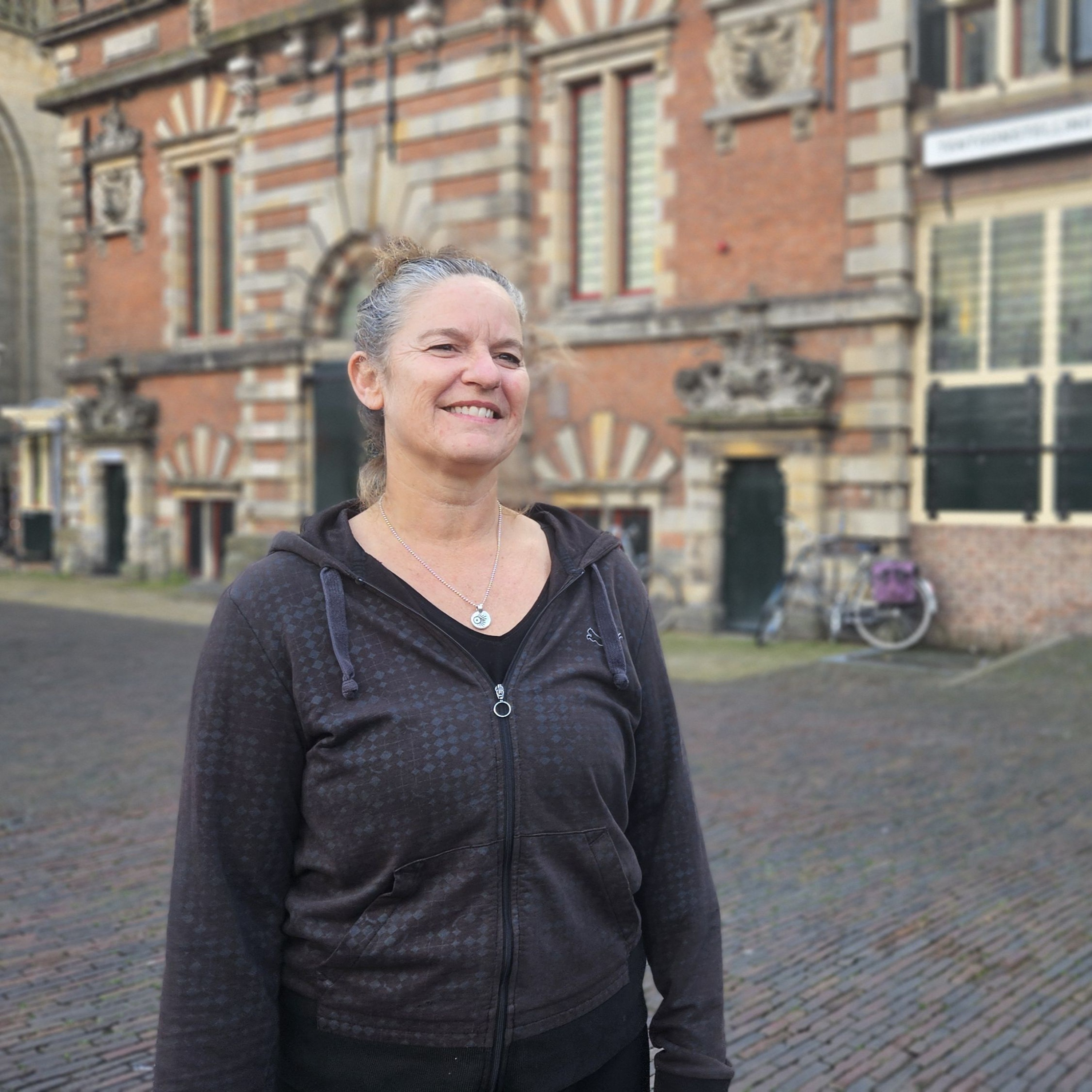 Rianne Huystee over de tentoonstelling over pleegzorg episode artwork