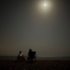 يقولون القَمـر لا غاب يضوي له على ديـره ..