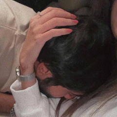 كيف ينسى من غفى وجهك على راحة يمينه؟