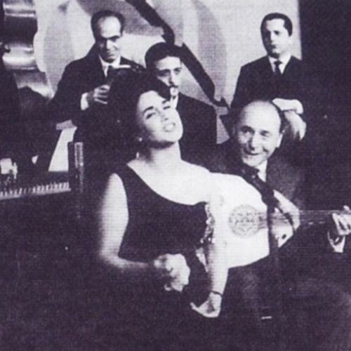 بهرت محاسِنُهُ العُقولَ فما بدأ إلا و أعجبَ من رأهُ فأكبرَ