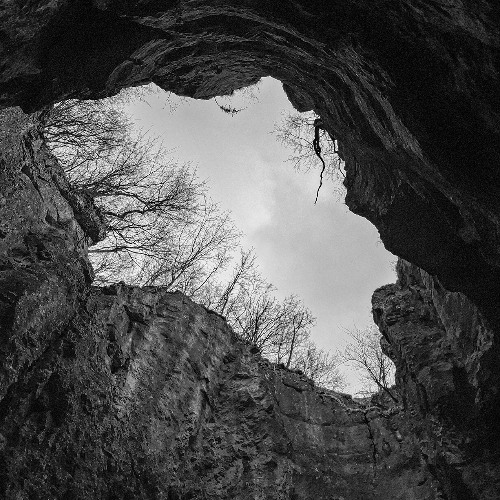 Mus skiria tik dvi eilės (We’re only two rows apart)