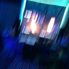 Off White (Feat. Ayyreyy)