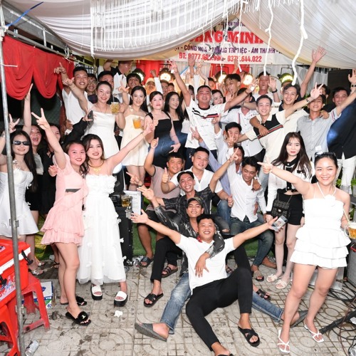 Cậu bé mắt hí ✈️✈️