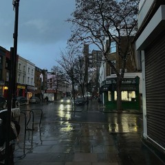 в ту ночь шёл сильный ливень, ощущение, будто мы в Лондоне