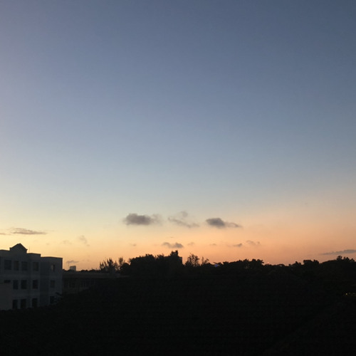 thế giới còn mình em