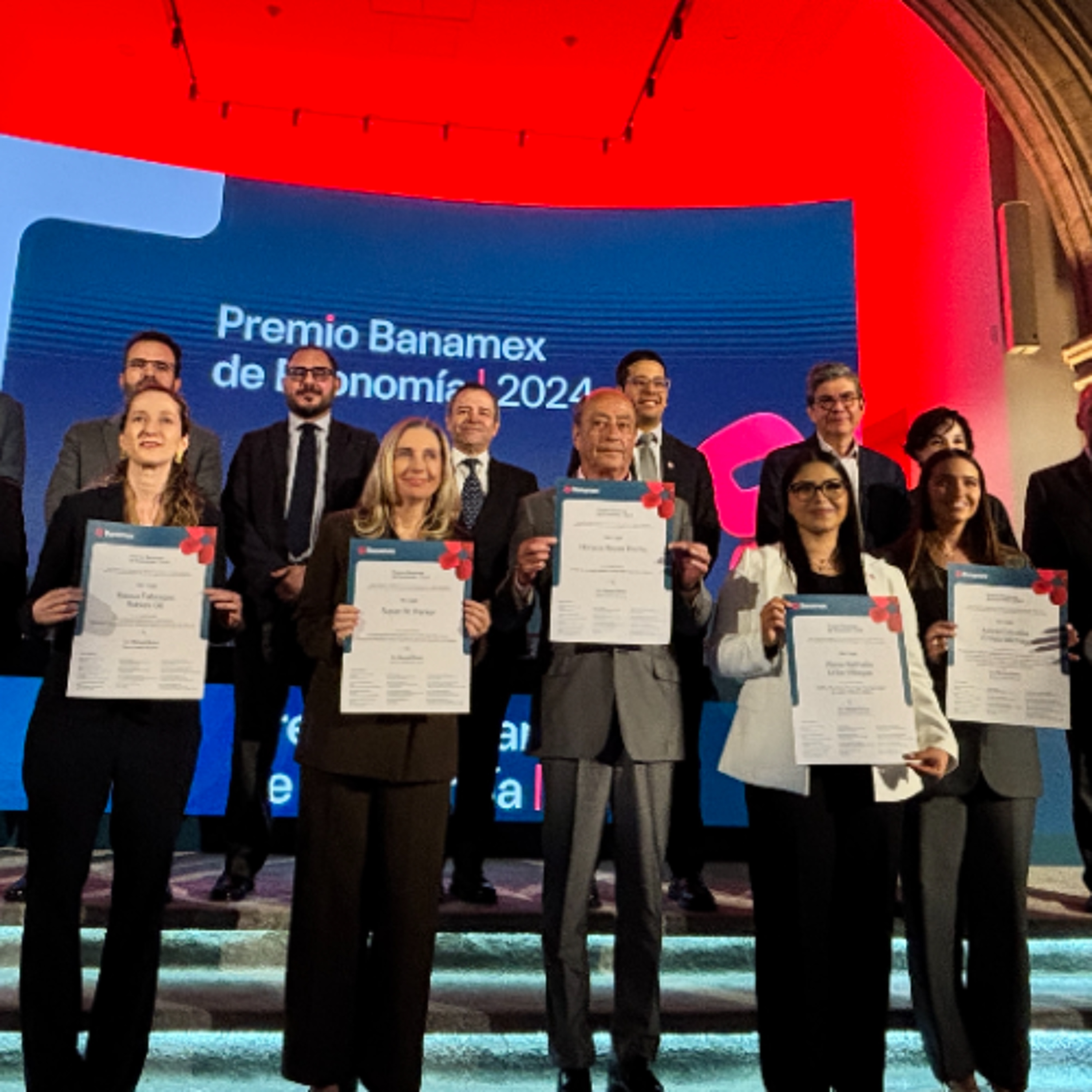 Entregan el Premio Banamex de Economía 2024
