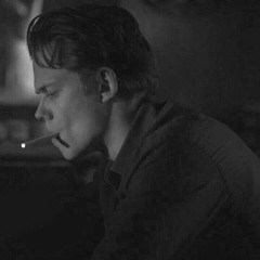 واقف على قبره وادعيله