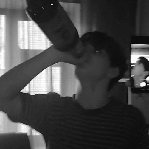 ذوبي بأحضانه ياعيني ابد لا تقصرين