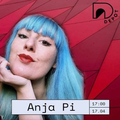 Anja Pi serves -Night pie