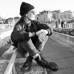 MINIMALISM 020: Cora M