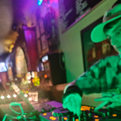grooving at the dive bar (CassiDJ @ bootleg bar, 5.11.25)