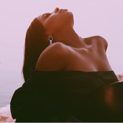 هذي السما قمرها لي