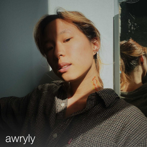 In-studio: awryly