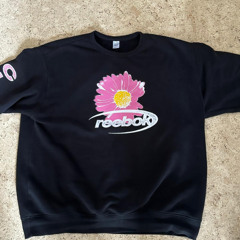 BLUME AUF DEM REEBOK HOODIE