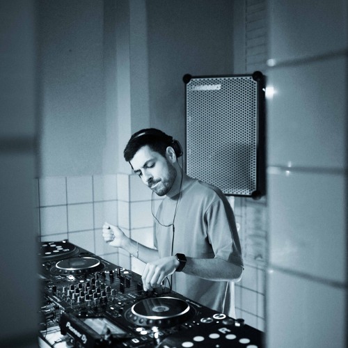 sweatFM #23 (Guest: Dejago)