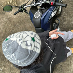 ELA CURSA FACULDADE X SOBE EM MOTO ROUBADONA X MACHUCA XOTA [MAGRINNI]