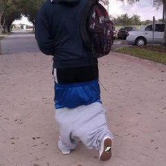 Calça caindo parecendo até o vasco!