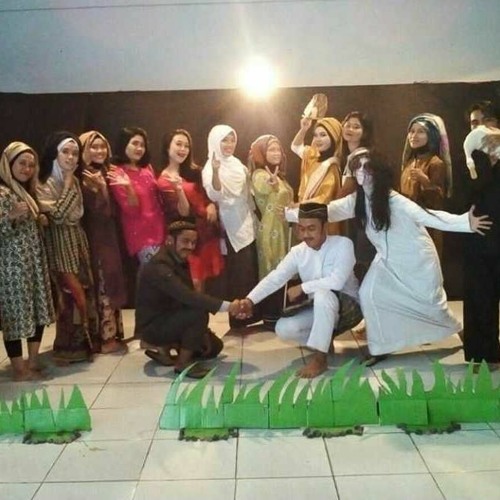 Listen to music albums featuring Contoh Naskah Drama 10 Orang