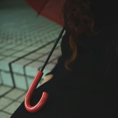 暴风雨的天空紧紧拥抱着我