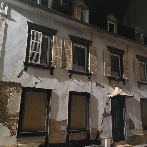 par delà le mur mur du sommeil. v1